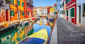 Explorando os canais de Veneza: gôndolas e táxis aquáticos