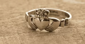 O Anel de Claddagh e seu significado romântico
